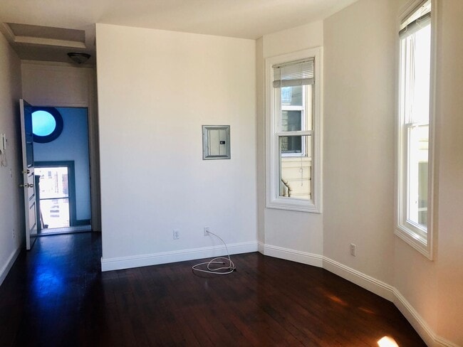 Building Photo - Centrally located 1 BR/1BA apartment home ...