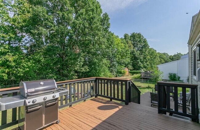 Foto del edificio - 5744 Dalton Dr