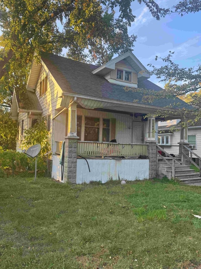 Building Photo - 1007 N Oakley St