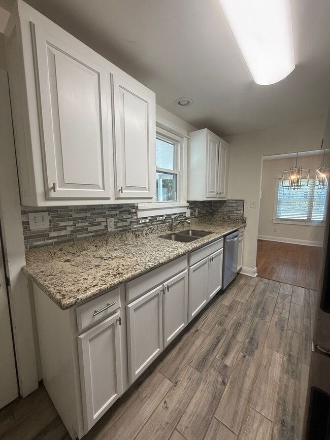 Building Photo - Updated Cottage Home in the Southdowns are...