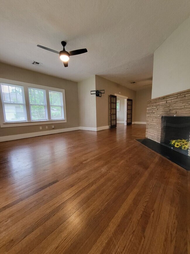 Building Photo - PRELEASING July 2024 - (3-4) Bed/(2) Bath ...