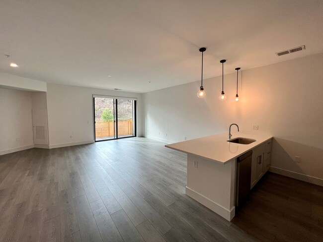 Building Photo - Modern Apartment in Great Asheville Location!
