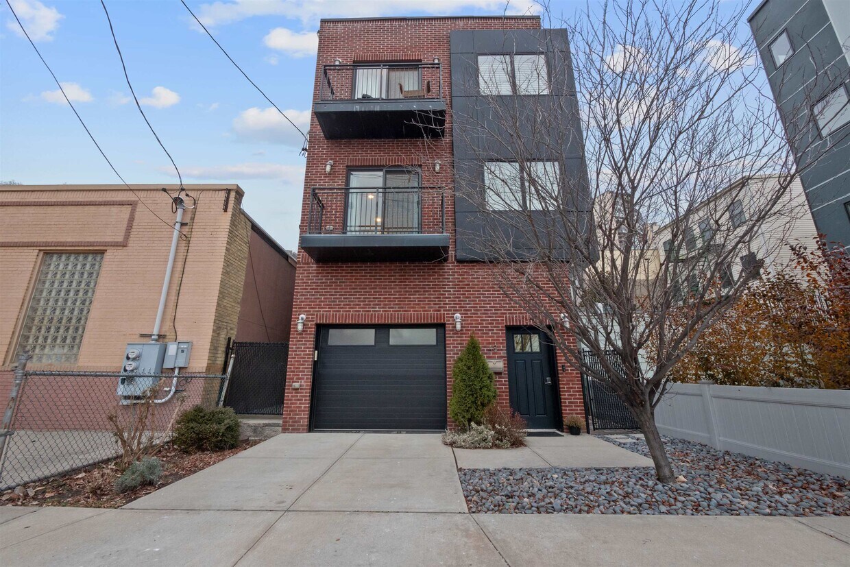 48 W 18th St Unit 2, Weehawken, NJ 07086 Room for Rent in Weehawken