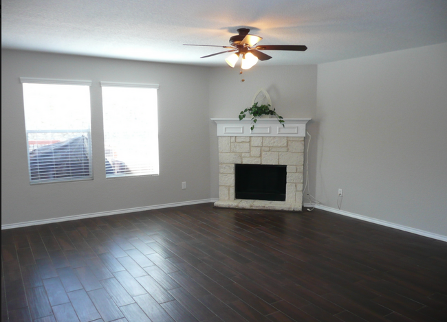 Foto del edificio - $300 OFF 1ST MONTH RENT IF YOU MOVE IN WIT...