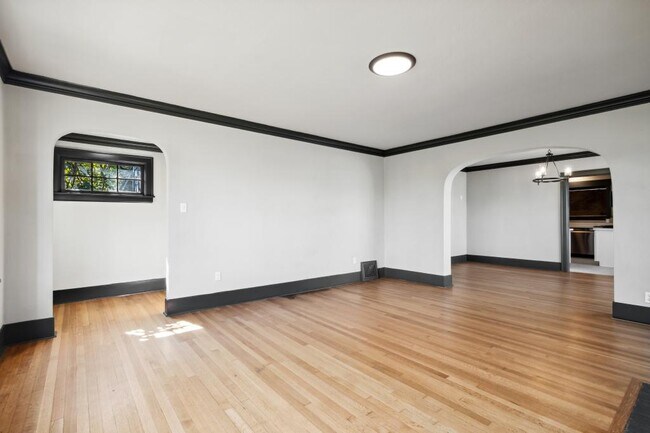 Building Photo - 1502 S J ST Unit A - 4 bedrooms