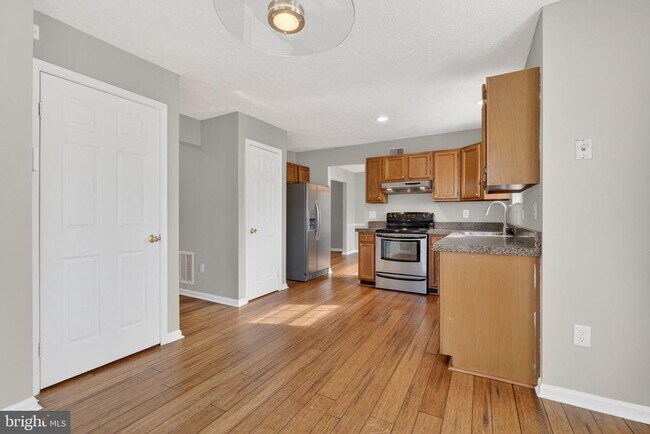 Building Photo - 8813 Francesca Dr