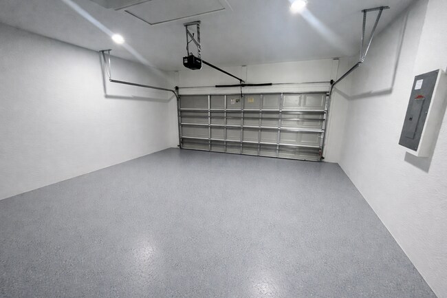 Foto del edificio - BRAND NEW MODERN SF HOME  3BD+den/2BA with GARAGE  IN LEHIGH ACRES!