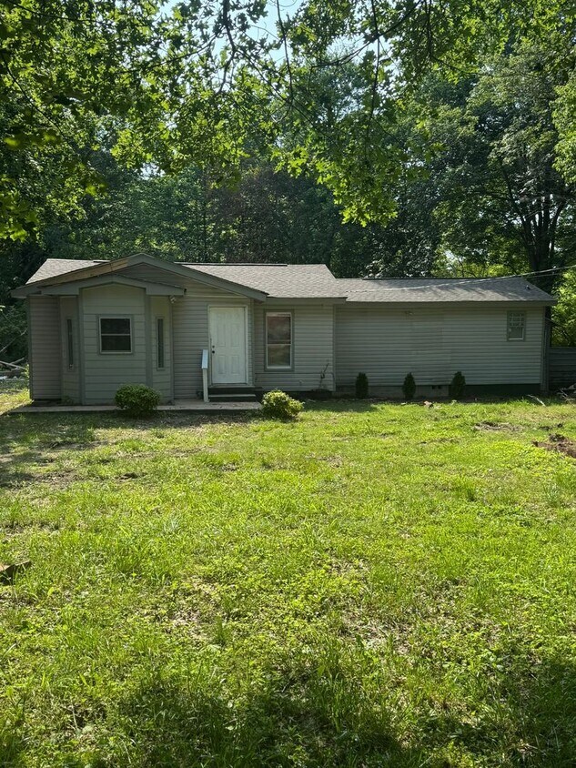 Foto principal - Newly Renovated 2 Bedroom, 1 Bathroom Home...