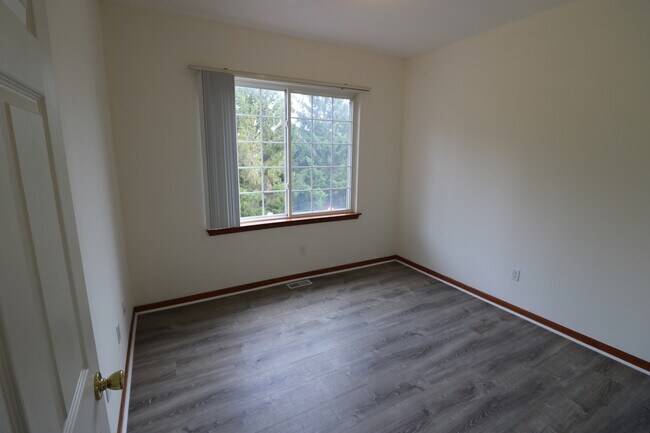 Building Photo - 14495 Vauxhall Dr