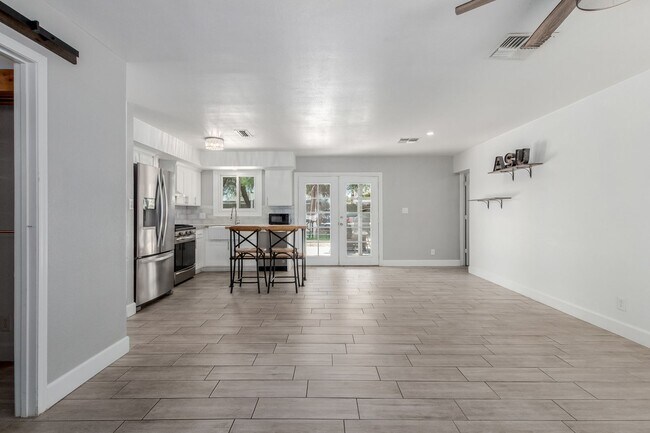 Foto del edificio - Updated Tempe home with stylish finishes a...