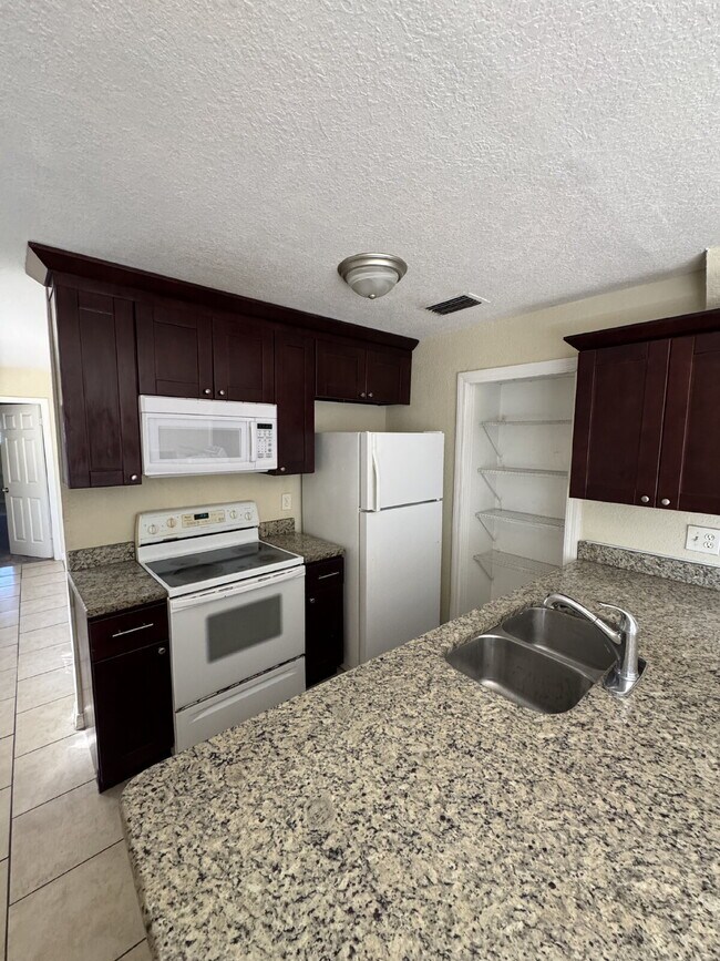 Building Photo - "Spacious 4-Bedroom Oasis with 2 Baths in Tampa – Your Perfect Family Retreat!"