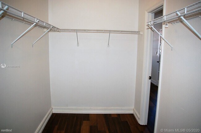 Building Photo - 1 br, 1 bath Condo - 11211 Pines Blvd