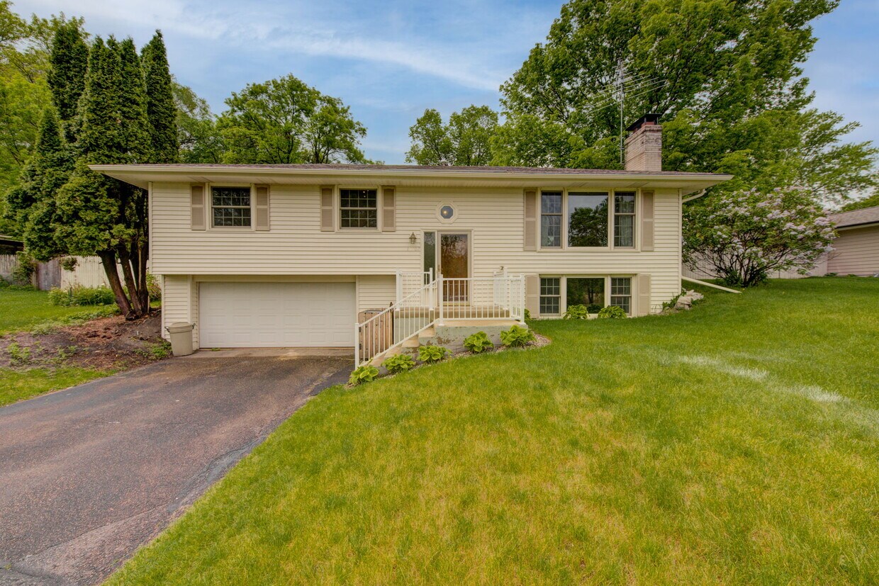 Primary Photo - 16607 Norwood Dr