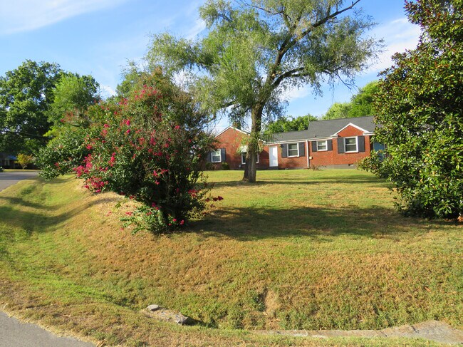 Building Photo - 2203 Ravenwood Dr
