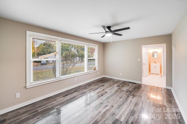 Foto del edificio - 2301 Shamrock Dr