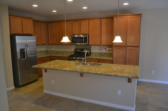Building Photo - Beautiful 3 bedroom home available in Sout...