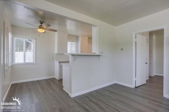 Building Photo - Beautiful 1Bdm 1Ba Cottage-Style Apartment...