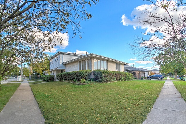 Building Photo - 10001 S Komensky Ave