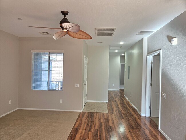 Building Photo - Lovely 3bdr 2bth apartment with one car garage