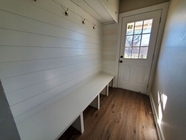 Building Photo - BEAUTIFUL 1 Bedroom 1 Bath remodeled home!...