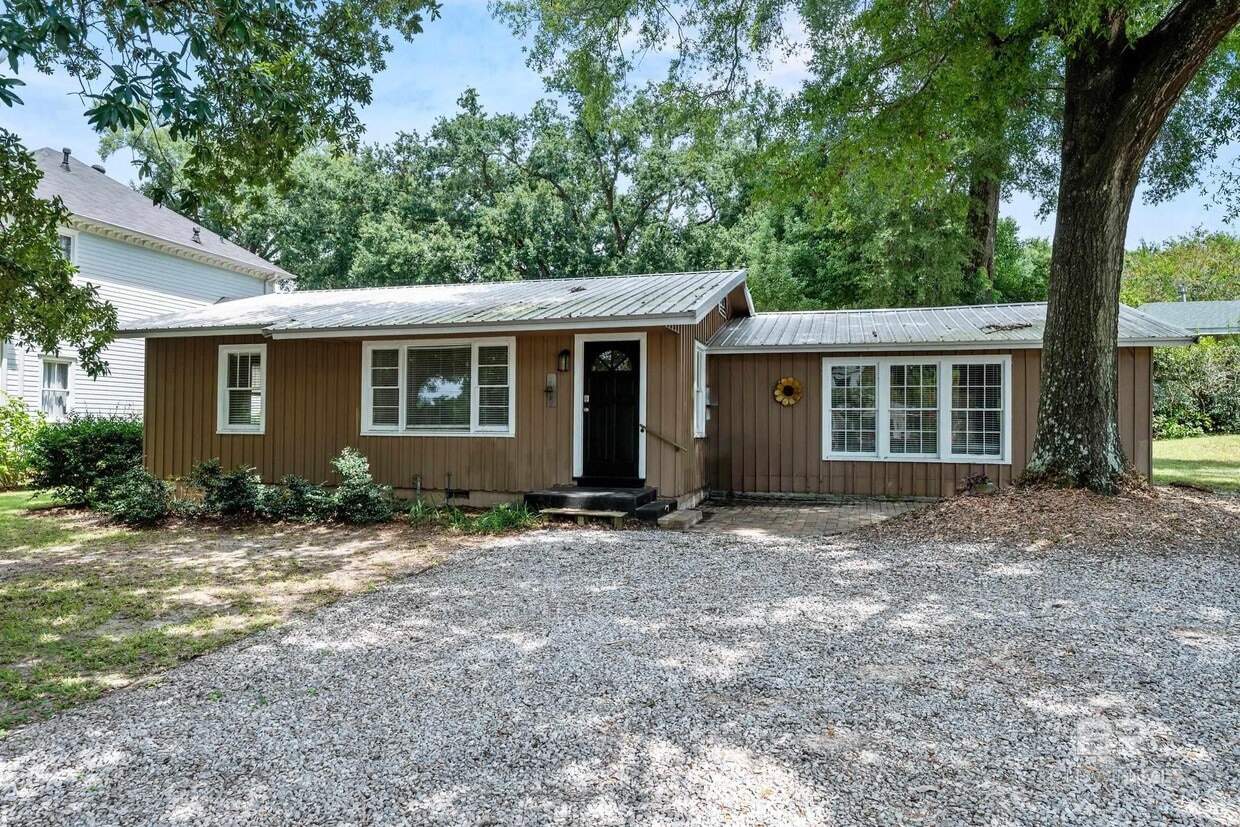 Primary Photo - 109 Nichols Ave