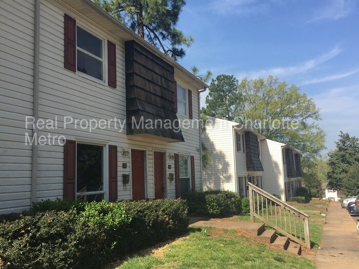 Foto del edificio - 7957 Shady Oak Trail