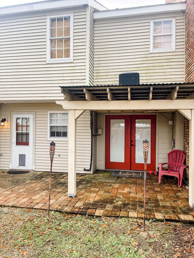 Building Photo - 233 N French Quarter Dr