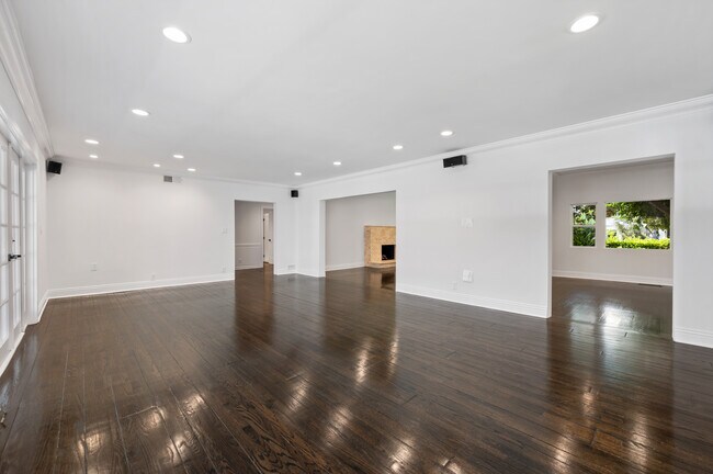 Building Photo - 516 N Camden Dr