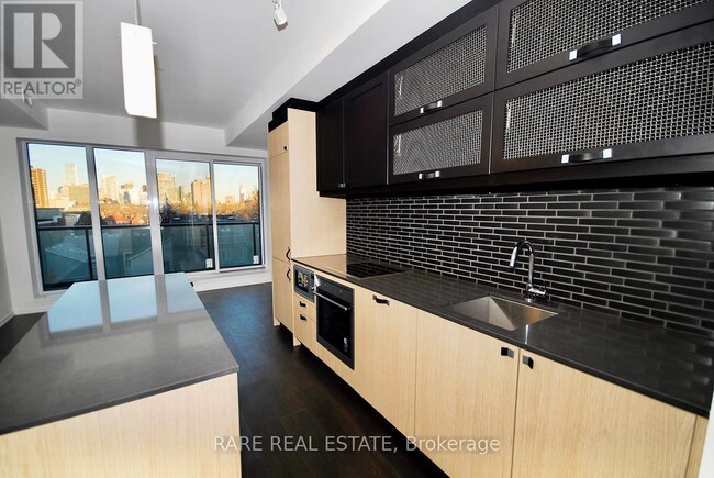 Building Photo - 783 Bathurst St