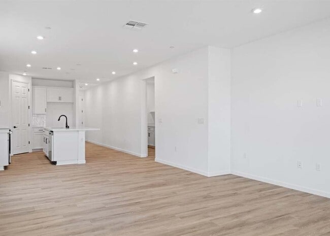 Building Photo - 1083 Camomile Dr