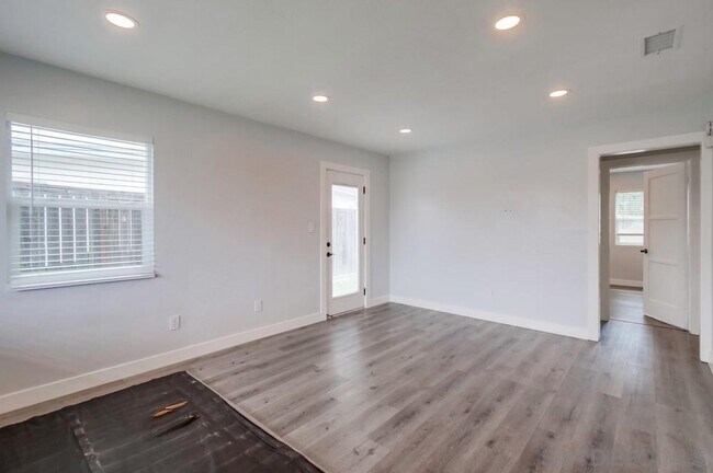 Building Photo - 6375 Thorn St