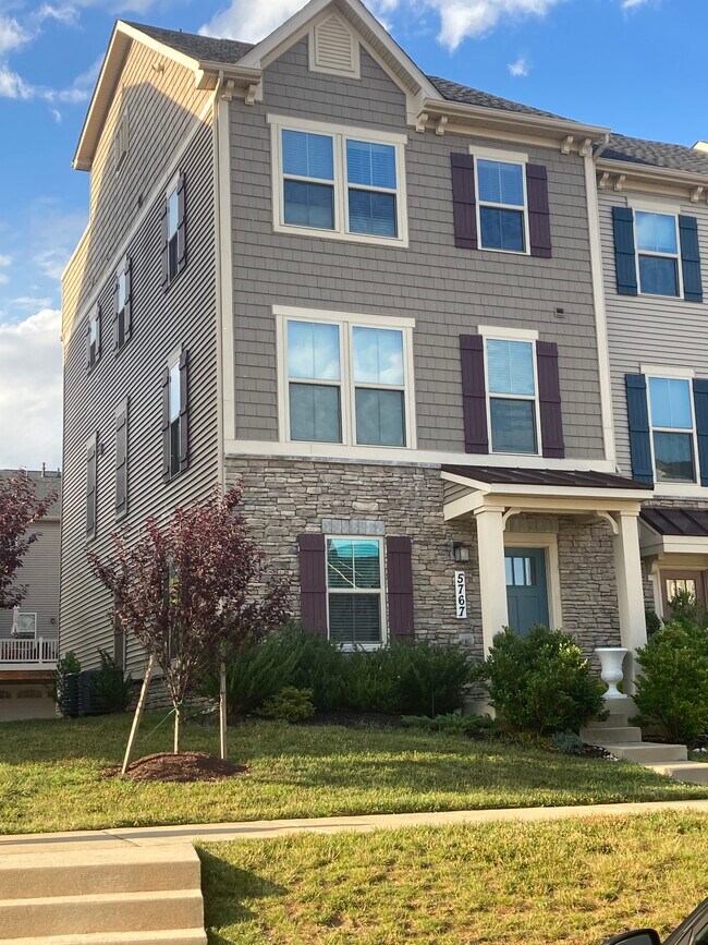 Building Photo - 5767 Meadowood St