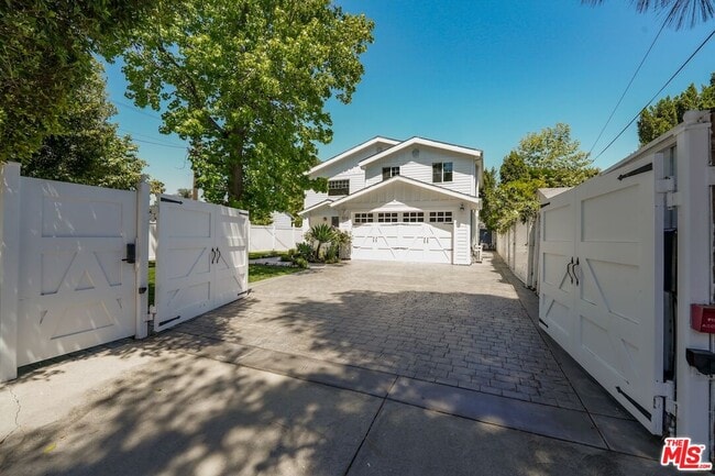 Building Photo - 5114 Cedros Ave