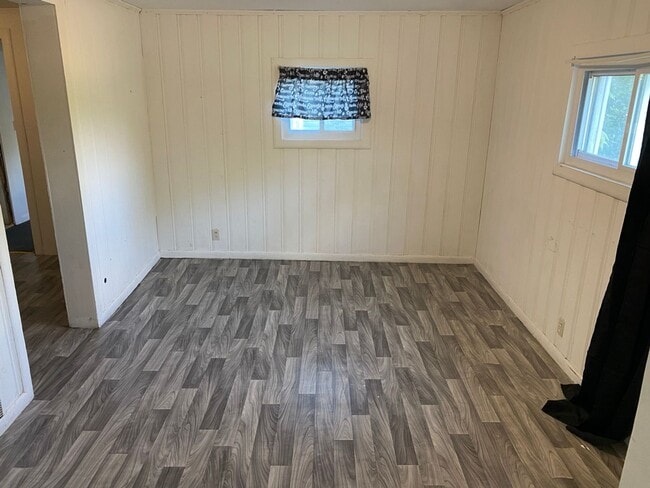 Building Photo - Spacious 2-Bedroom Home for Lease in Akron