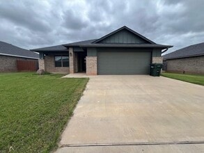 Building Photo - 3025 Oakley St