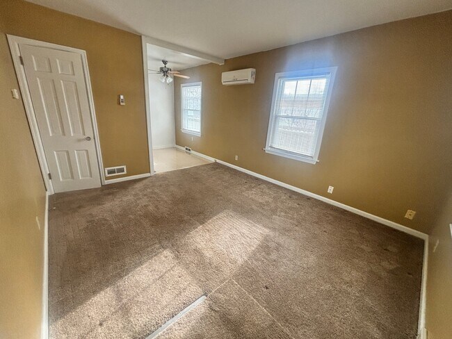Building Photo - 142 N Riverview Dr