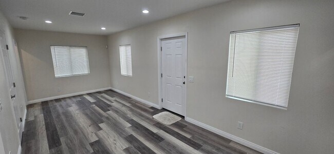 Building Photo - 128 N Sheridan St