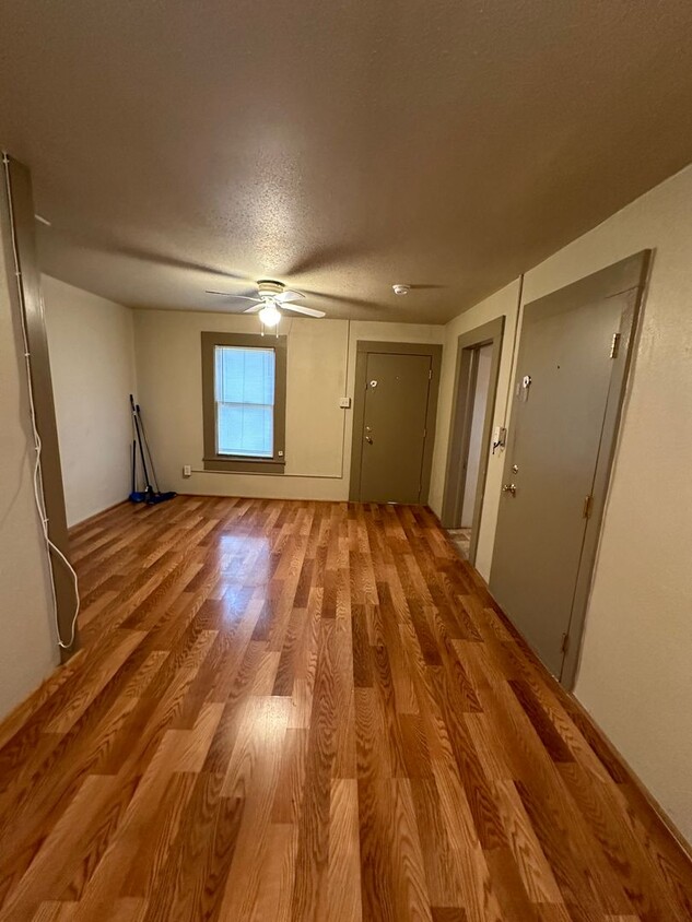 Building Photo - Studio. Apartment on 8 Orange Circle