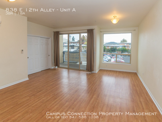 Building Photo - 838 E 12th Aly