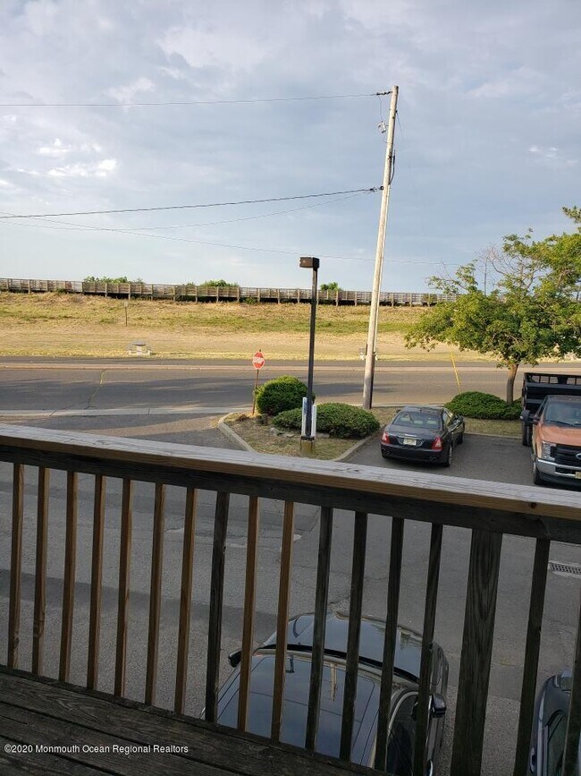Foto del edificio - 18 Beachway Ave