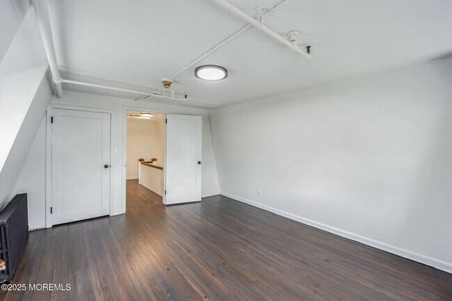 Foto del edificio - 87 Maple Ave