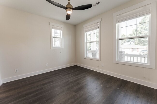 Building Photo - 2055 Oakwood Ave