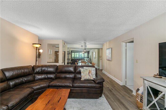 Foto del edificio - 3792 NE Ocean Blvd