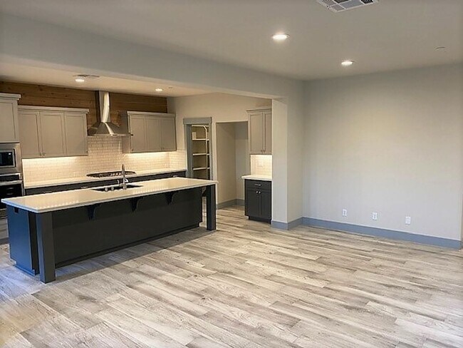 Foto del edificio - Lovely Home in New Community 10 min North of Redding!