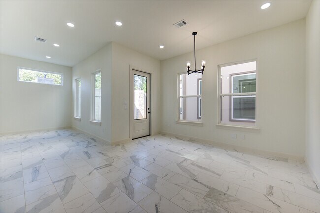 Building Photo - 2915 El Fenice Ln