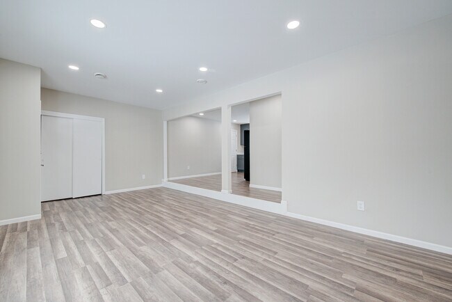 Building Photo - 405 S Thornwood Dr