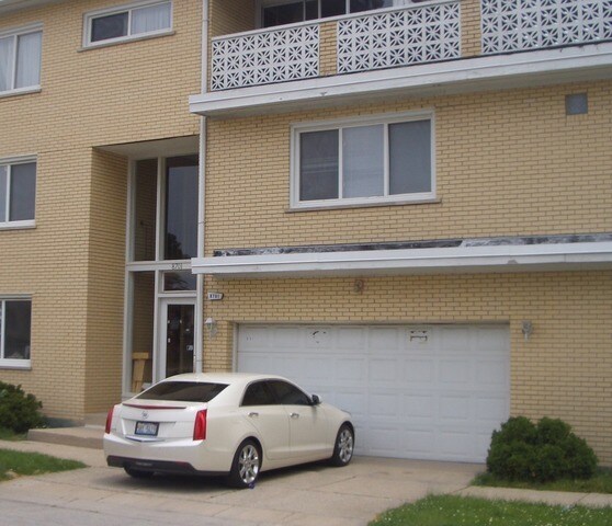 Primary Photo - 8701 S Sacramento Ave