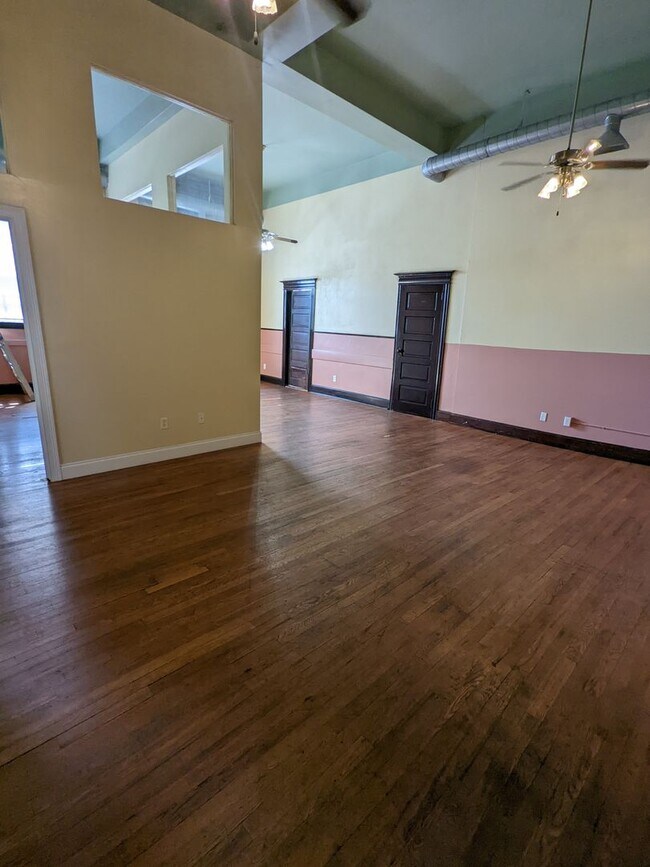 Building Photo - Redmen - Residential