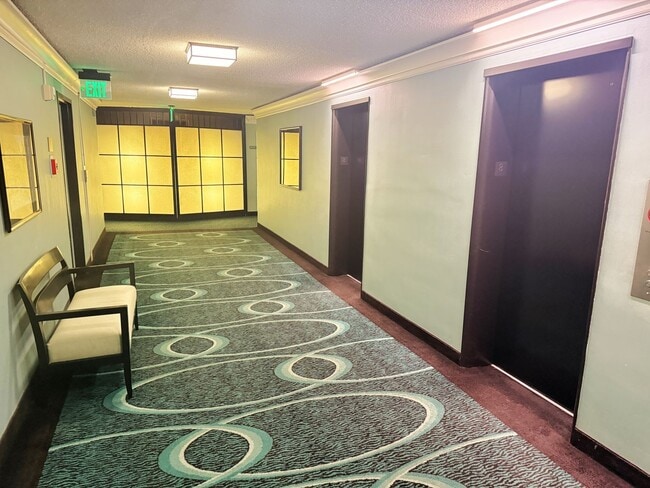 Building Photo - Ready for immediate move-in! 1 bed/1bath in Grosvenor.