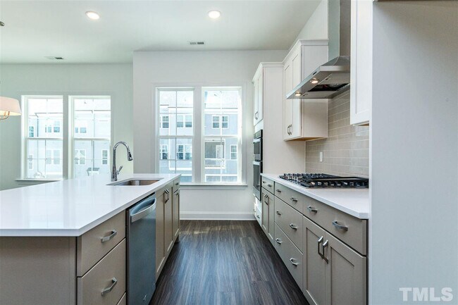 Foto del edificio - Room in Townhome on Mazarin Ln